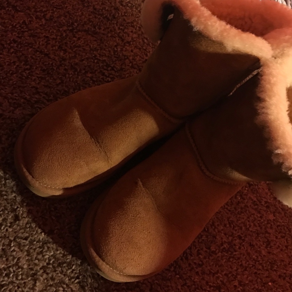SIZE 6 UGGS BAILEY BUTTON