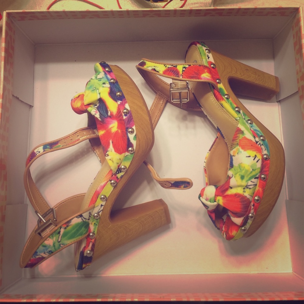 NWT Gianni bini heels .