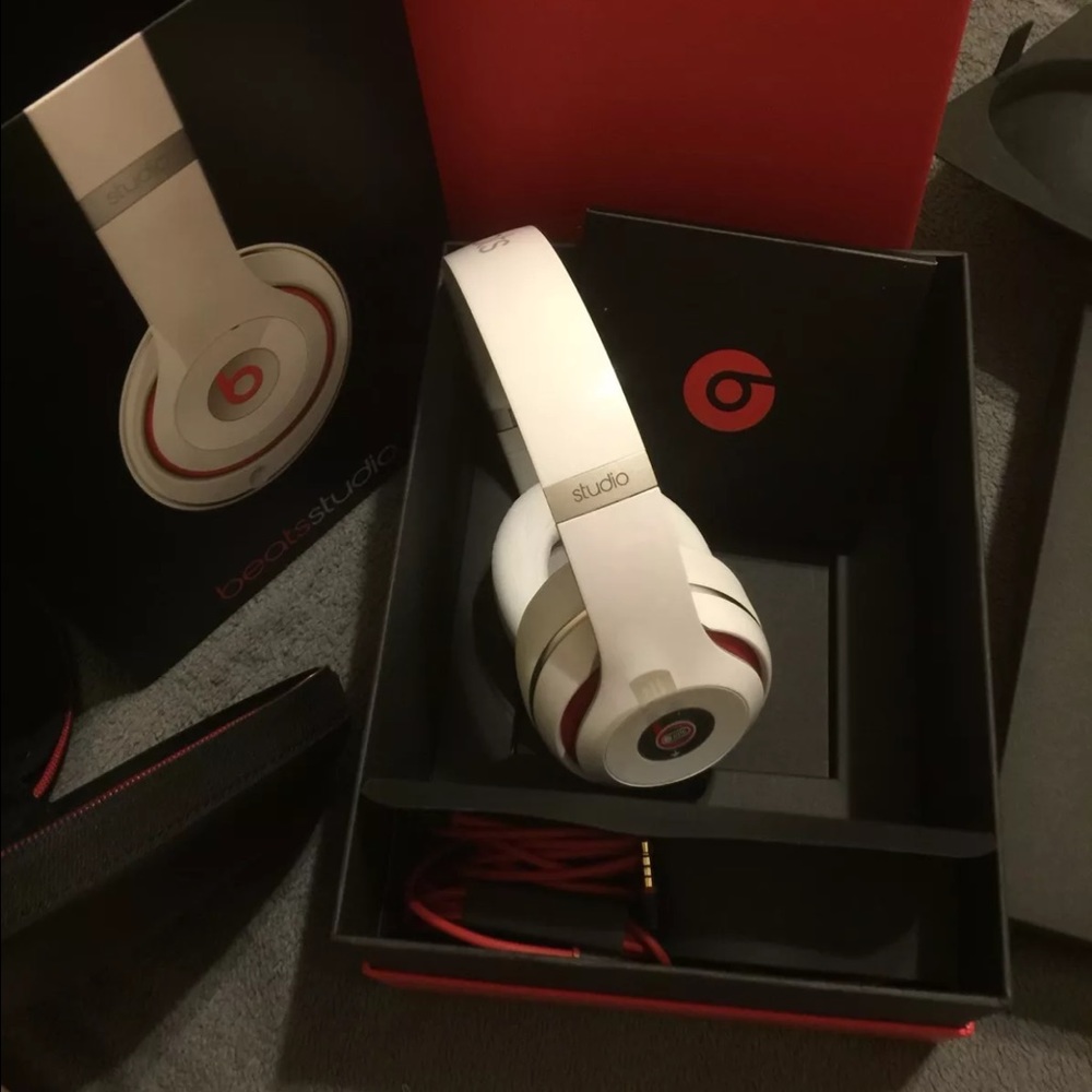 Beats by Dr Dre studio headset White