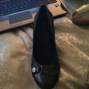 Never worn bass black pumps
