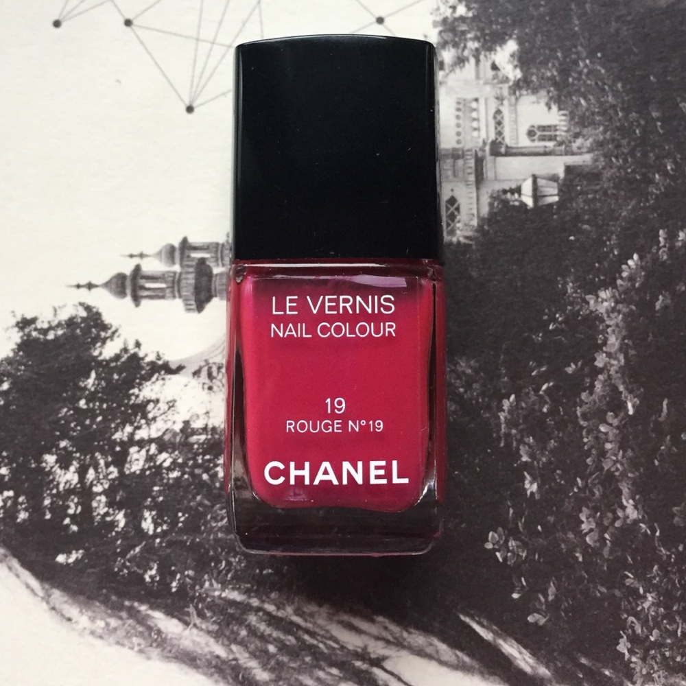 CHANEL Le Vernis 19 Rouge No 19 Nail Polish w/box