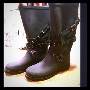 Black rubber rain boots