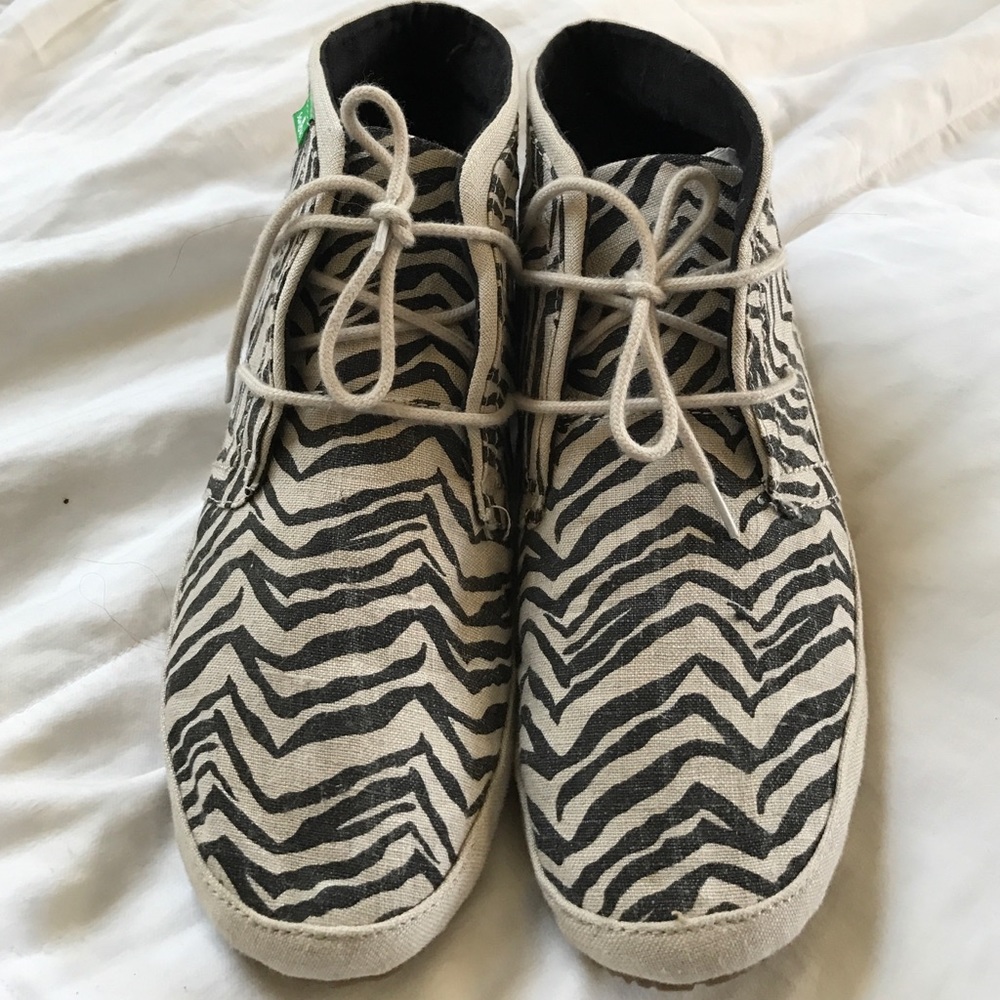 Almost brand-new Sanuk booties 9