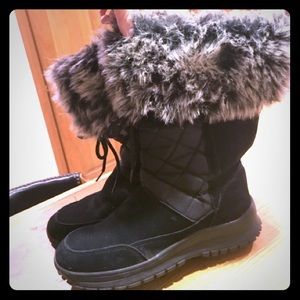 Black winter boots with gray faux fur