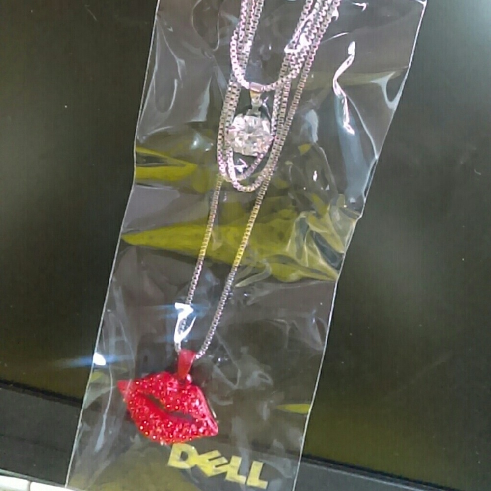 (NWOT) Kiss Necklace