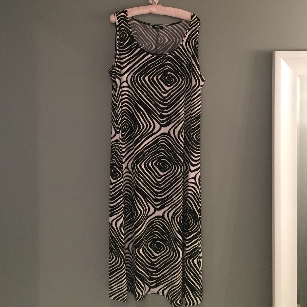 Long sleeveless v neck dress
