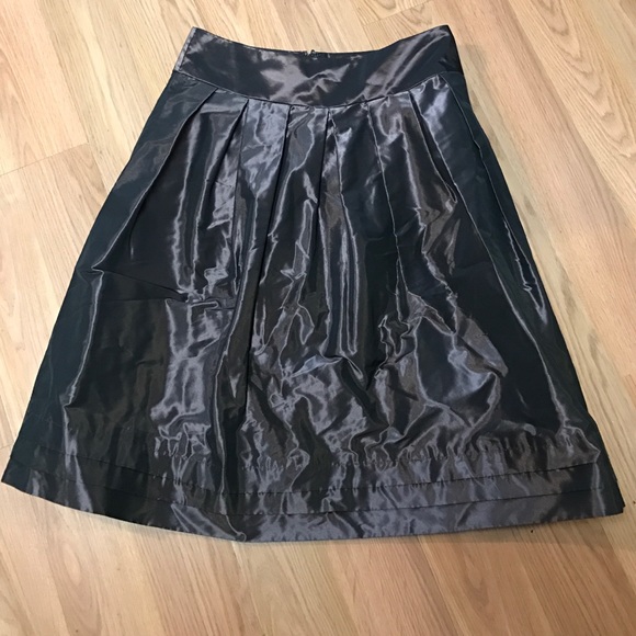 Banana Republic Dresses & Skirts - Banana Republic Sz 4 Shimmery Plum Skirt🌸