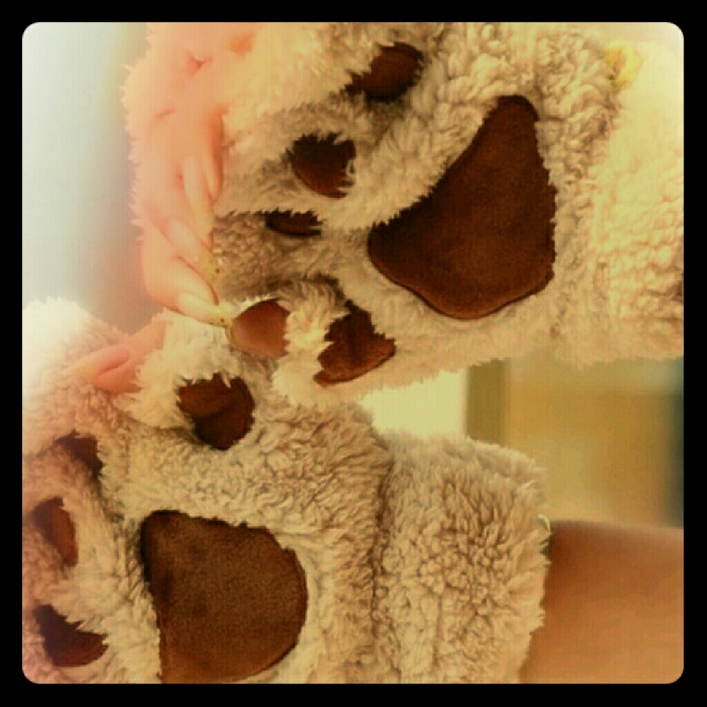 Cutest ever!Bear Paw fingerless gloves