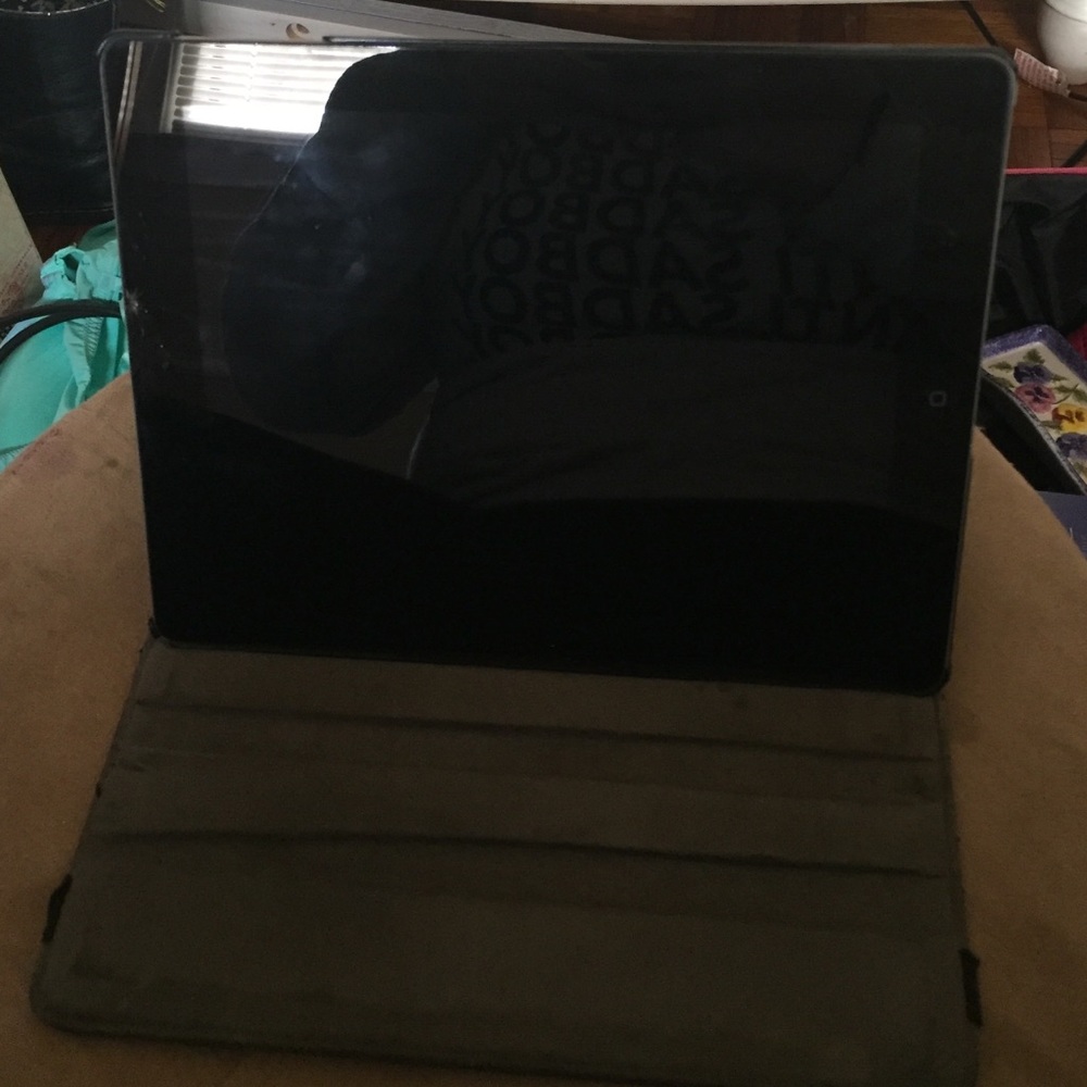 IPad2 with Case//WILL ACCEPT OFFERS