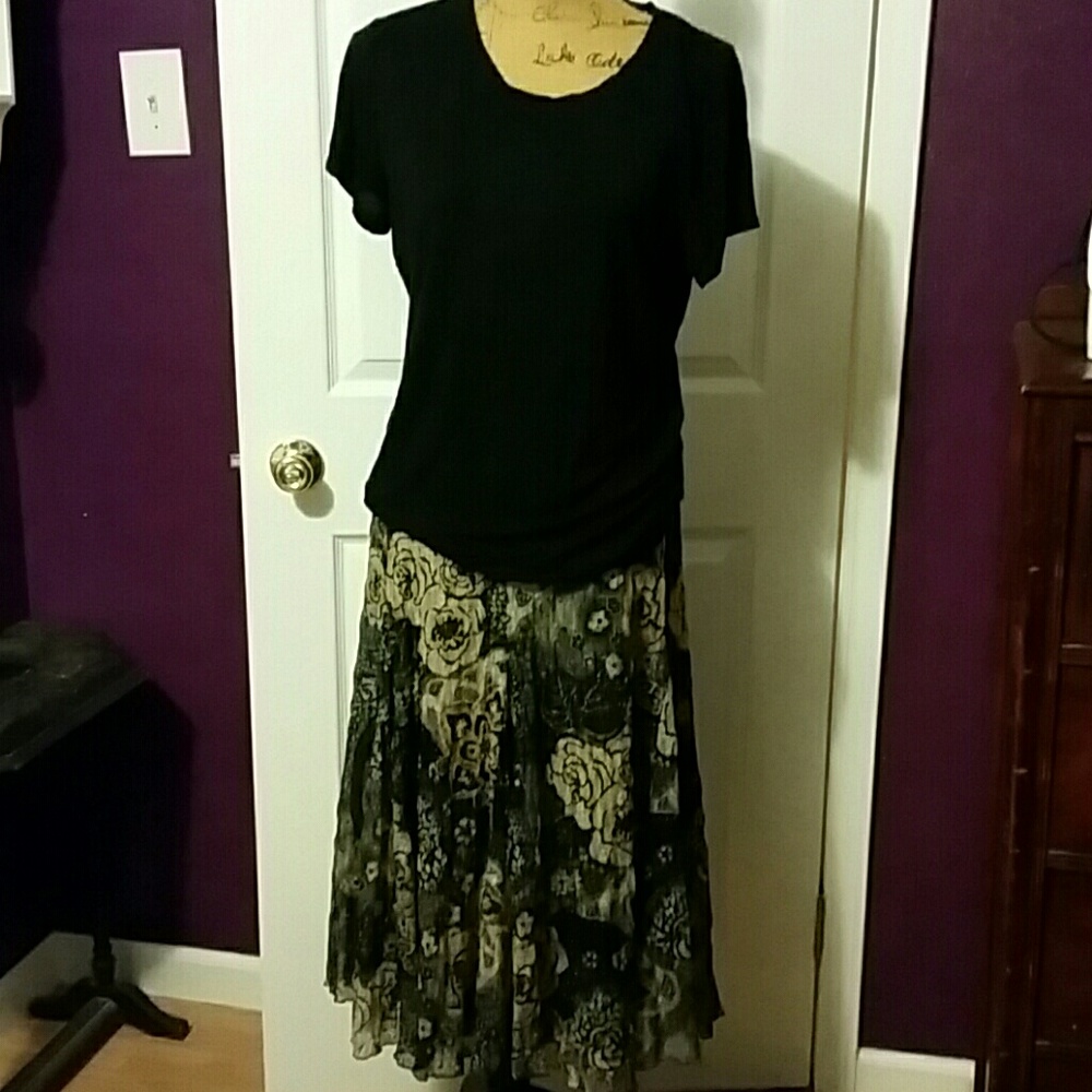 Beautiful flowy bohemian skirt with gold threading
