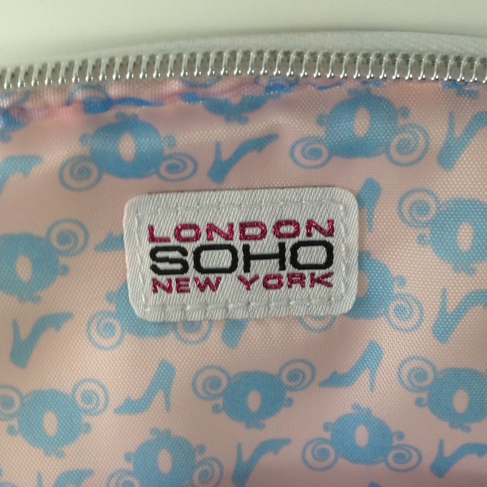 Last one! ☝️ {Disney} Cinderella Med. Makeup Bag - Picture 2 of 4