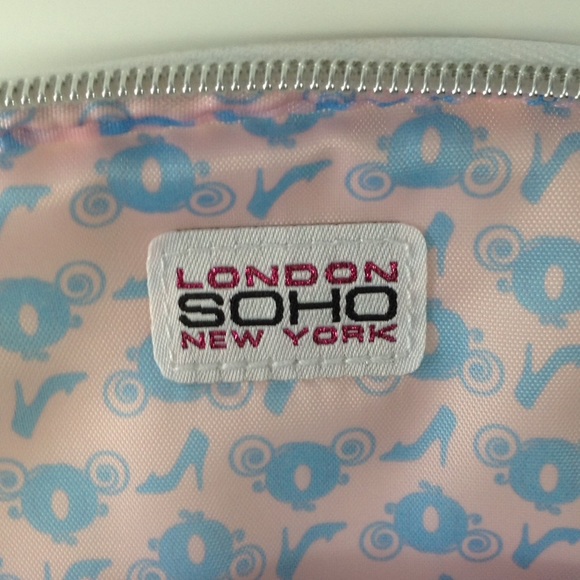 Last one! ☝️ {Disney} Cinderella Med. Makeup Bag - Picture 2 of 4