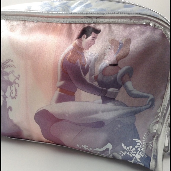 Last one! ☝️ {Disney} Cinderella Med. Makeup Bag - Picture 3 of 4