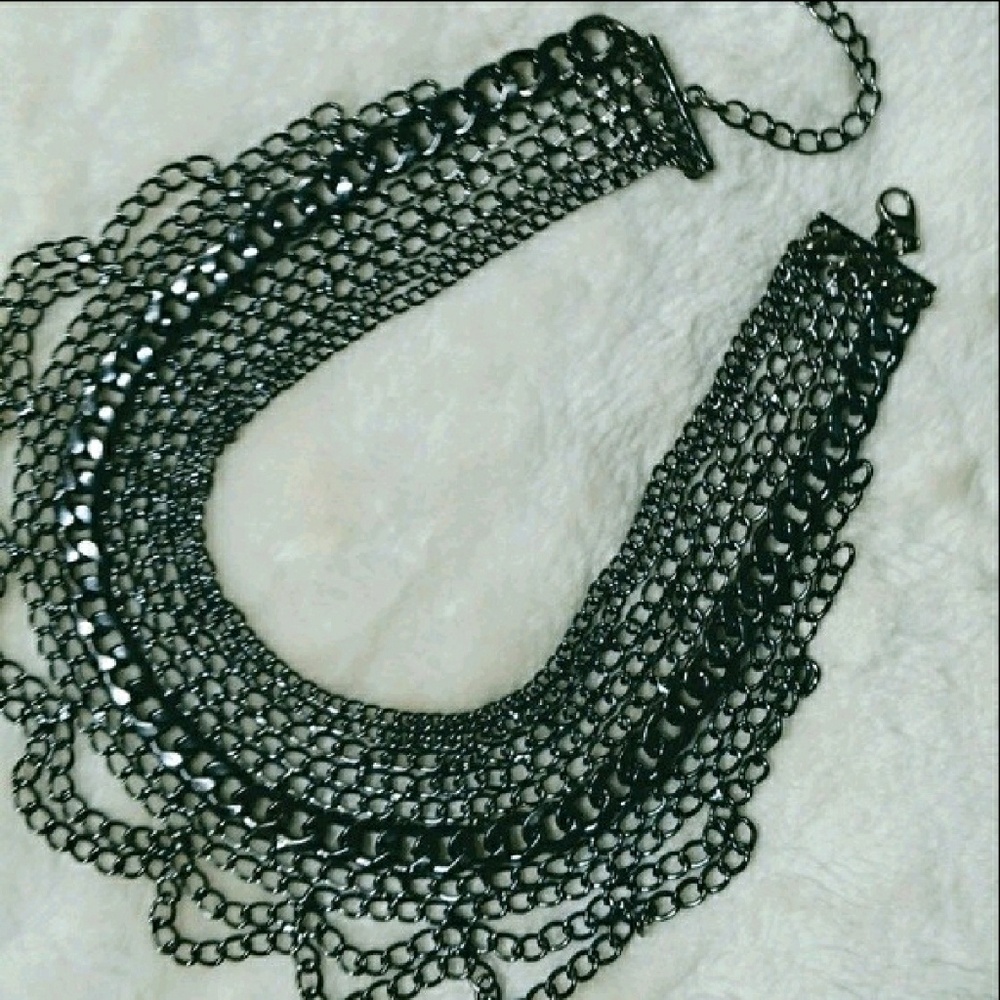💃Gorgeous Gun metal bib necklace🔫💣💥