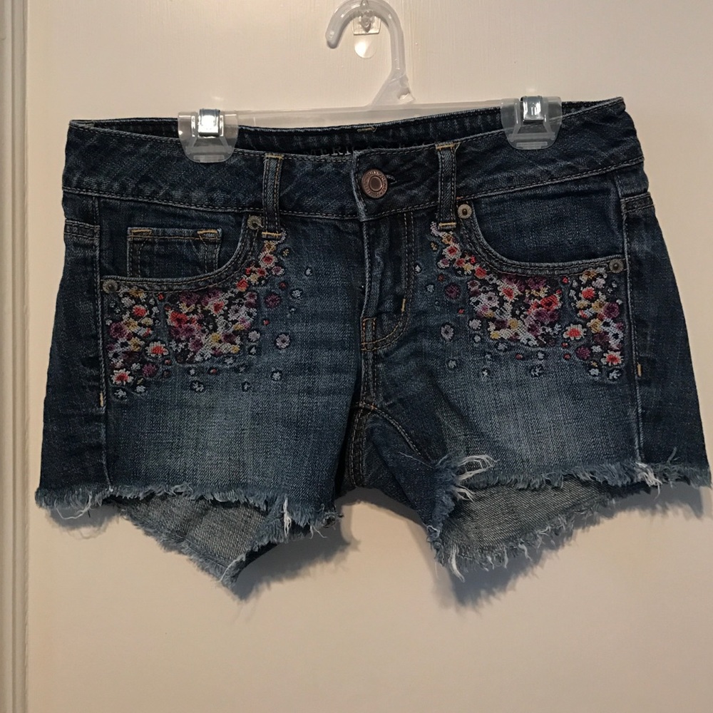 Jean shorts with flower design