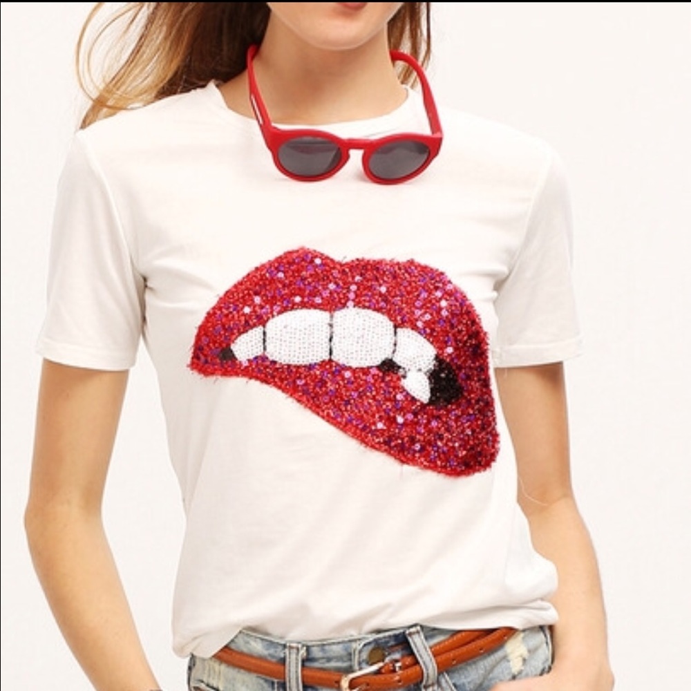 Size M Sparkly Lip Print T shirt - Picture 2 of 3