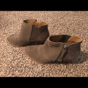 Vionic Booties size 8.5 med worn one time