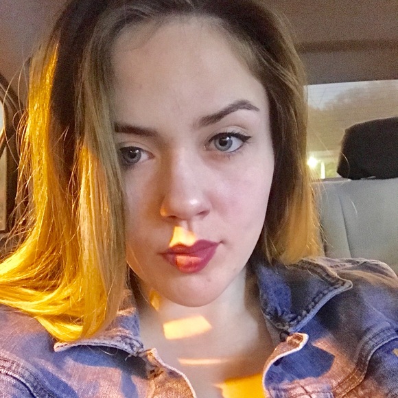 Meet your Posher, Becca - Picture 1 of 1