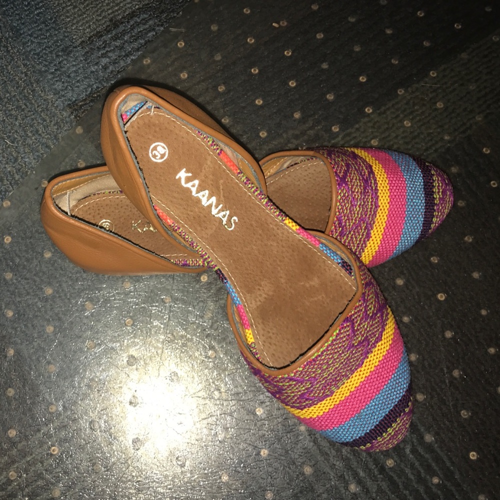 Beautiful size 8 beach resort shoes