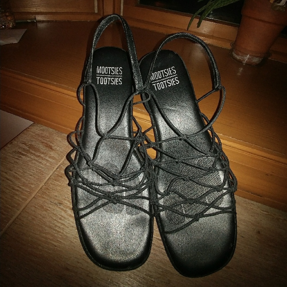 Size 9 Mootsie Tootsie black sandals