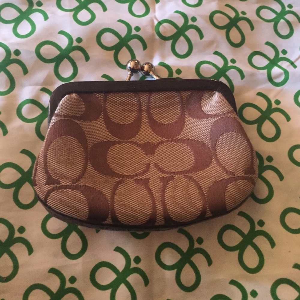 Coach signature coin/change purse like new!!!