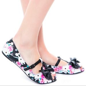 Buns n' roses peep toe flats