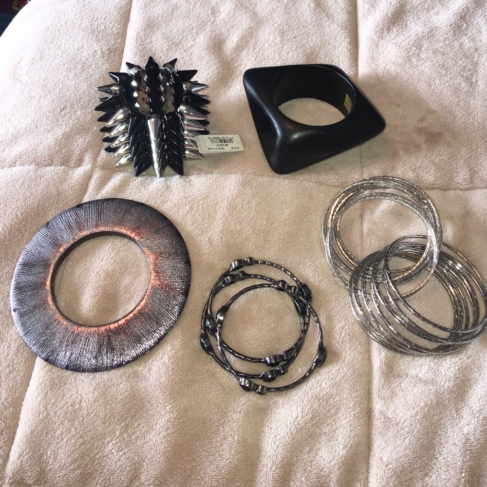 😍5 ct. Bracelet Bundle❤️ Silver and Black Theme🔳