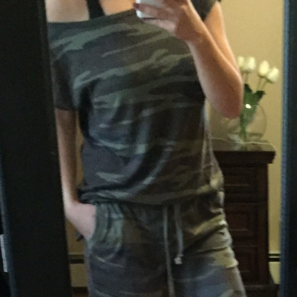 Last one🌷Adorable camo joggers 💕 - Picture 3 of 4