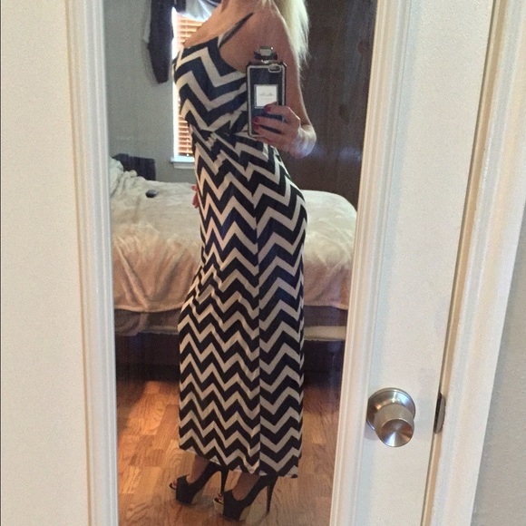 🌹Sold🌹Beautiful summer dress. Price is firm ❤ - Picture 2 of 3