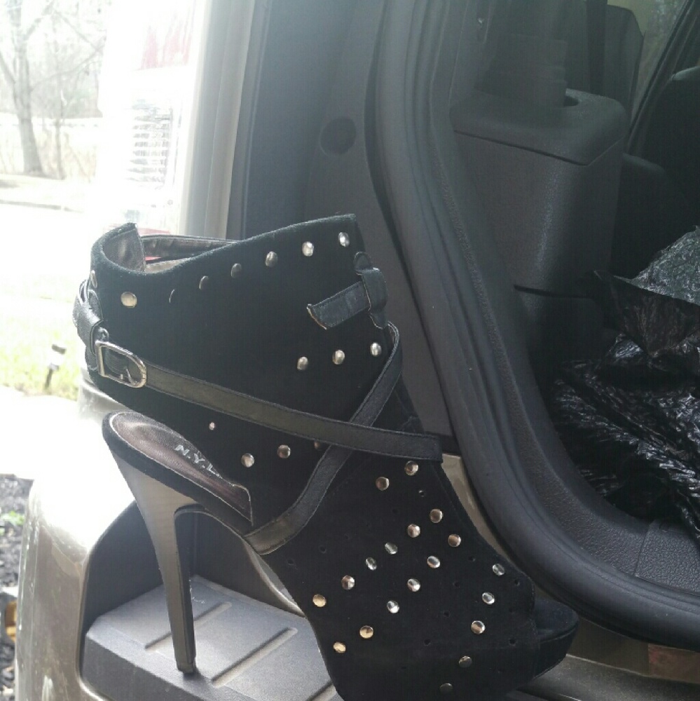 Hot Mama!!  Very cute stilettos with a platform.