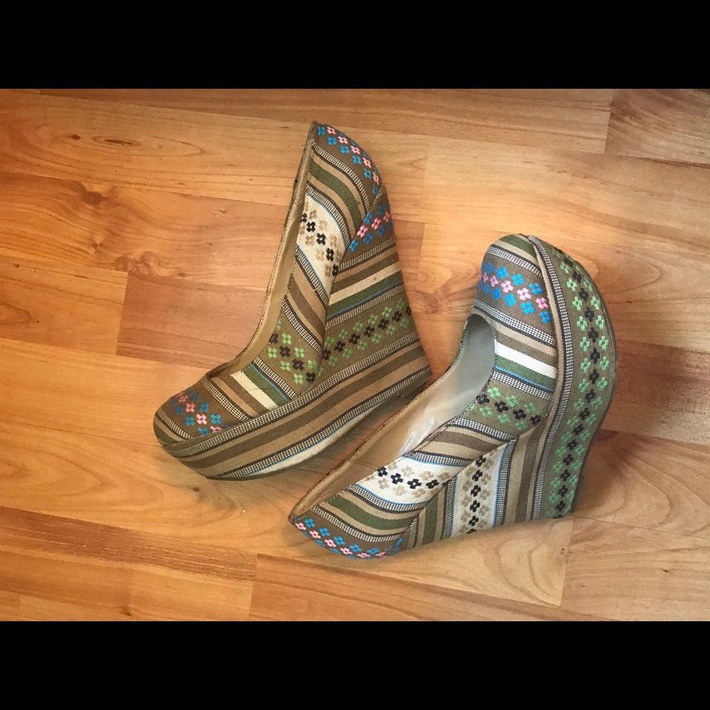 Breckelle's wedges cute design