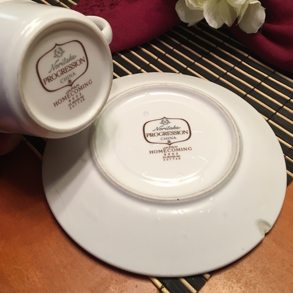 Set of two, China Cup and Saucers - Picture 4 of 4