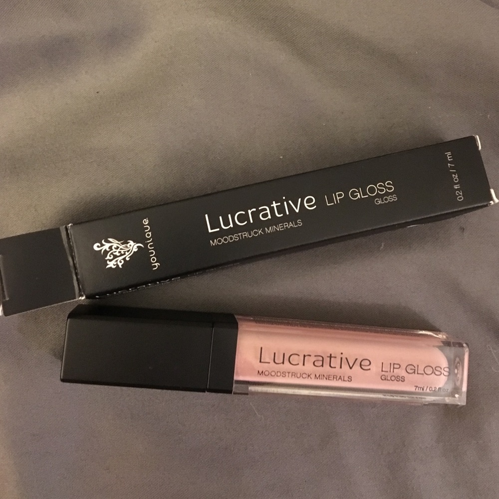 Younique lucrative lipgloss