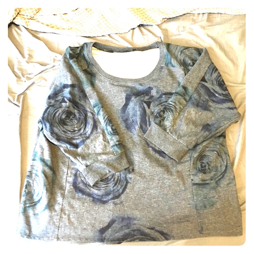Gray scoopneck sweater with blue rose pattern