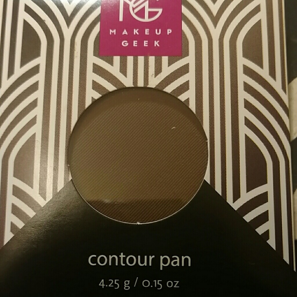 MakeUpGeek Contour Powder Pan Deal Breaker w brush