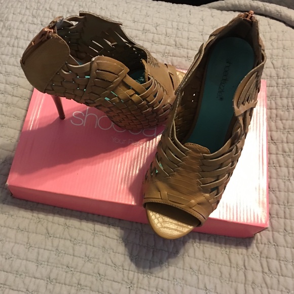Tan heels - Picture 3 of 3