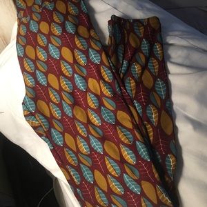 Lularoe OS new burgundy leaf leave leggings