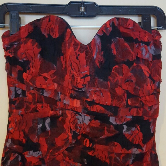 Floral Lace Strapless Bodycon Dress - Picture 2 of 4