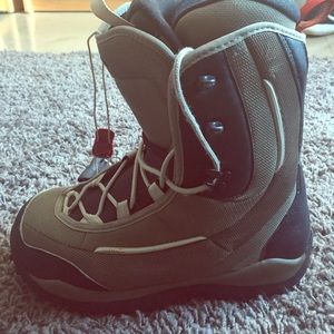 Snowboarding boots