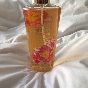 NEW VICTORIAS SECRET BODY MIST IN SECRET ESCAPE