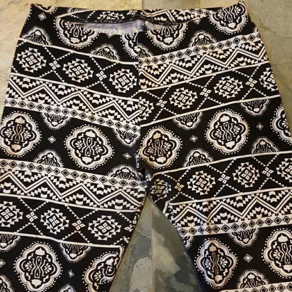 Black & White Printed Leggings - Picture 2 of 3