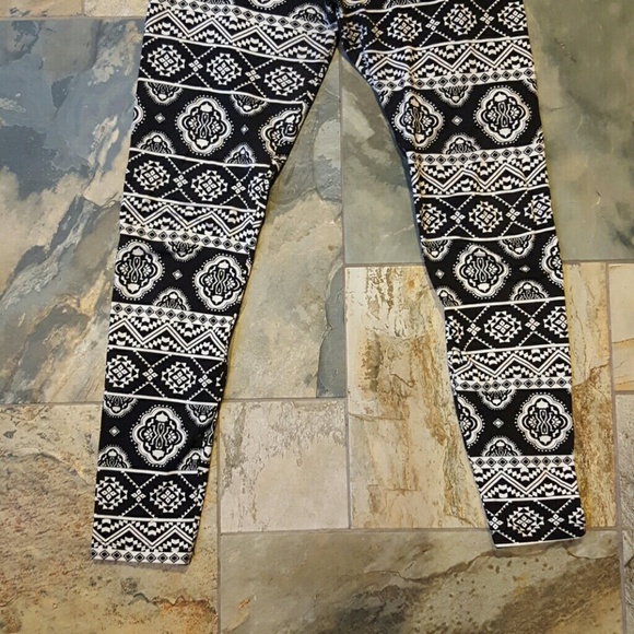 Black & White Printed Leggings - Picture 3 of 3