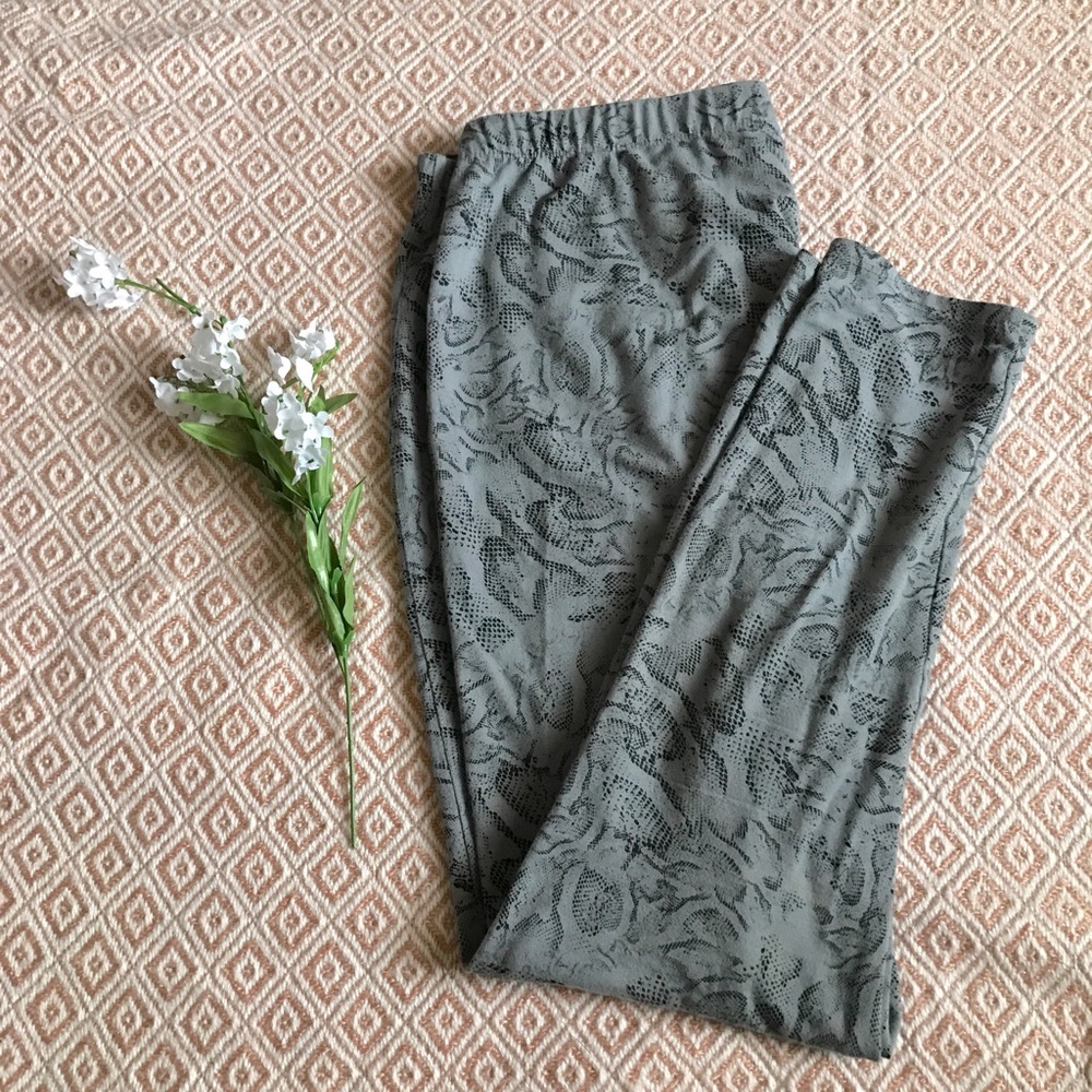 Snakeskin print leggings