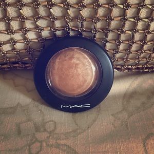 MAC Mineralized Skinfinish in Global Glow