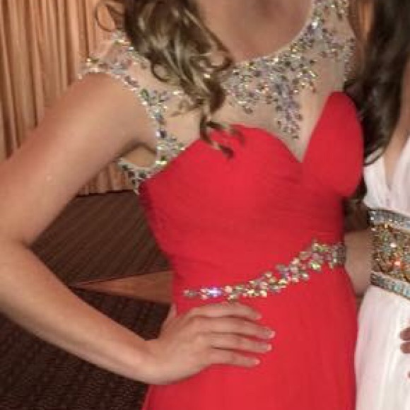 A long formal dress - Picture 1 of 3
