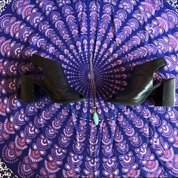 Peep-toe Ankle Heel Cut Out with Gold Buckle - Picture 2 of 3