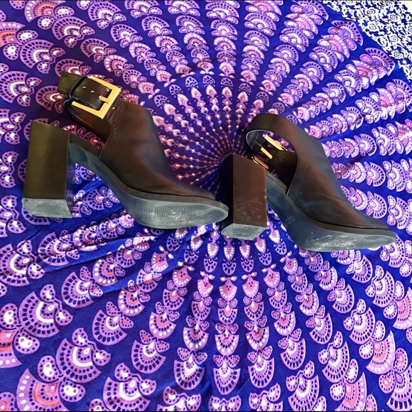 Peep-toe Ankle Heel Cut Out with Gold Buckle - Picture 3 of 3