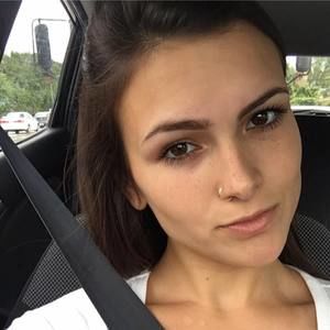 Meet your Posher, Mia