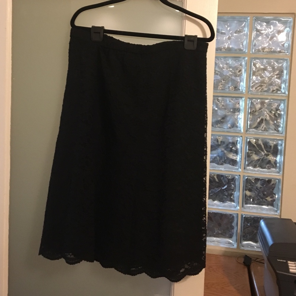 Diva by Dana Buchman black lined lace skirt
