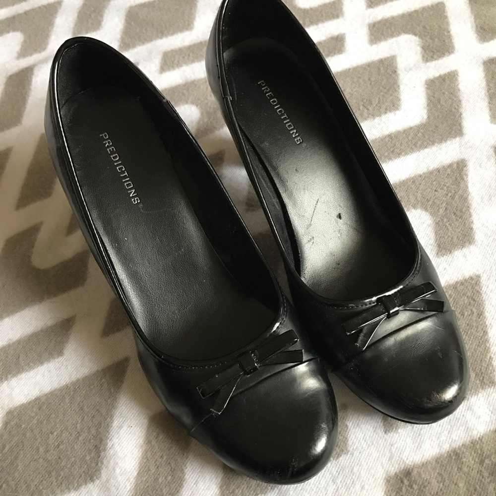 Classic black pumps with bow